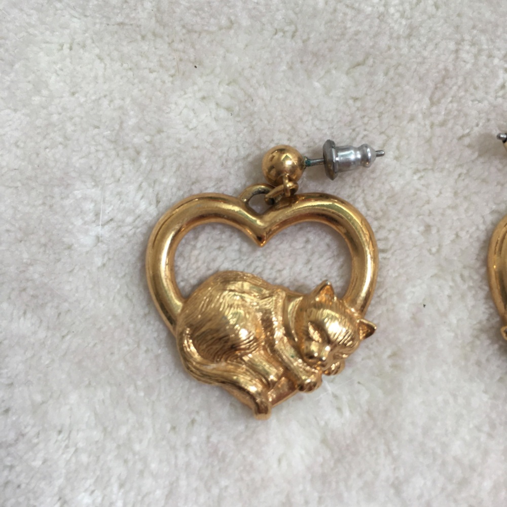 Avon Earrings Gold Tone Cat Heart Earrings - Women’s Jewelry - Picture 4 of 4
